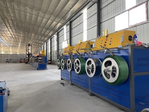 Máy sản xuất dây đai PET tự động 400kg / H 19mm Extruder băng đai rộng với điều khiển PLC