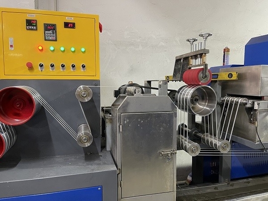 Máy xúc trục vít Điều khiển PLC hoàn toàn tự động Máy làm dây đeo PP Đóng gói Dây đeo Máy làm dây đeo PP