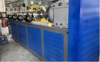 Máy xúc trục vít Điều khiển PLC hoàn toàn tự động Máy làm dây đeo PP Đóng gói Dây đeo Máy làm dây đeo PP